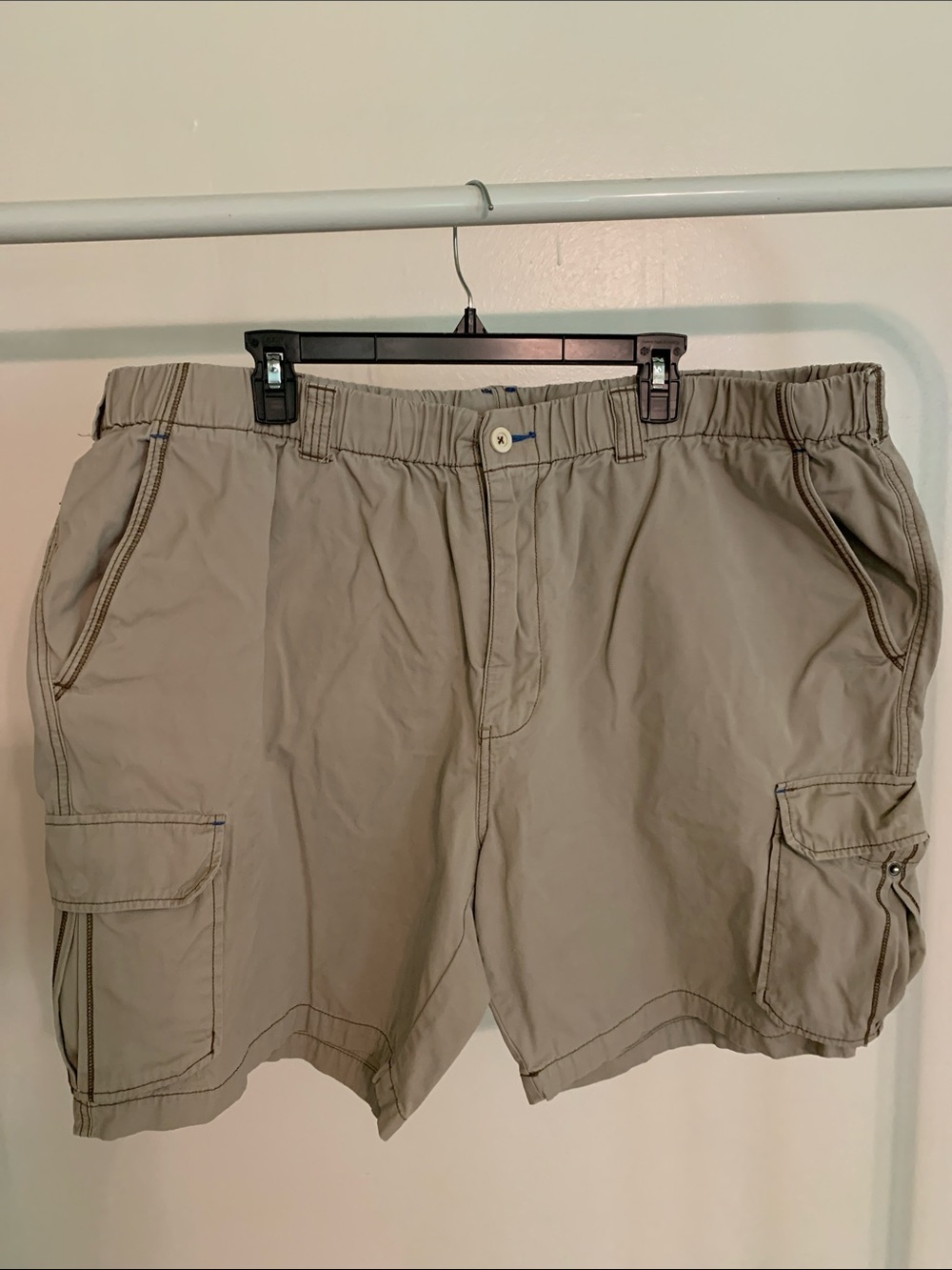 Tommy Bahama Men's Cargo Shorts in Light Khaki